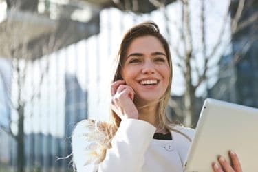 Frau telefoniert mit Kontakt