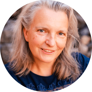 Sylan - Sylvia Annett Bräuning, ist Seelenmentorin, Bewusstseinsalchemistin, Impulsgeberin, Autorin & Entwicklerin der Energieschlüssel, über 30 Jahre erfolgreiche Unternehmerin und begleitet Menschen auf dem Weg zu sich SELBST. seelencoaching.online/kostenloses-angebot/