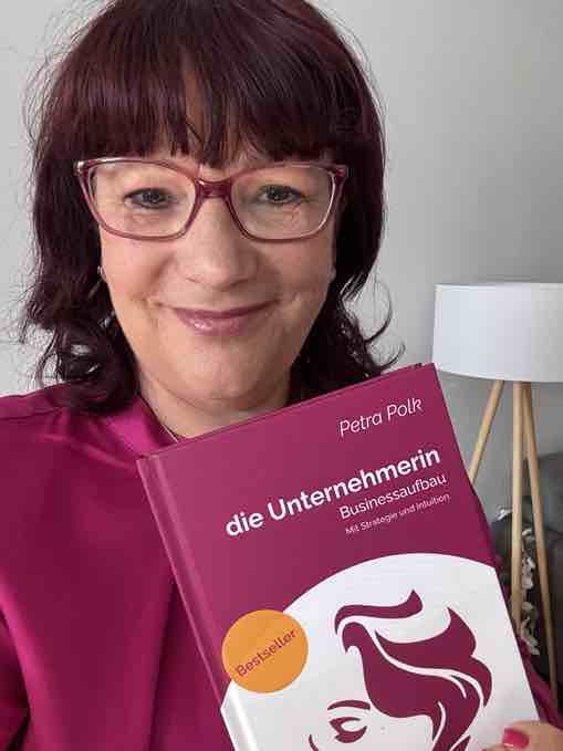 Petra Polk mit ihrem Buch die Unternehmerin Petra Polk mit ihrem Buch die Unternehmerin