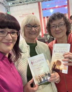 Petra mit zwei weiteren Autorinnen FBM 2025