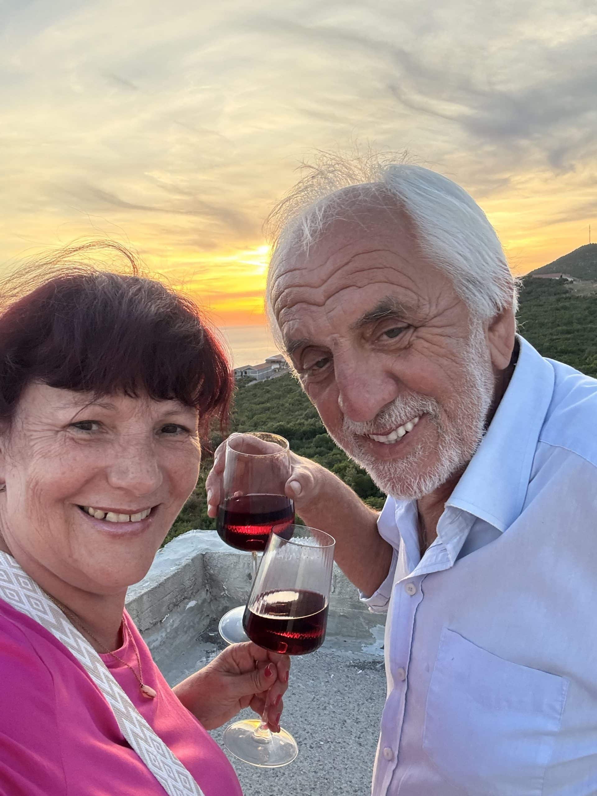 Petra Polk mit Bauherr beim Weintrinken Petra Polk mit Bauherr beim Weintrinken
