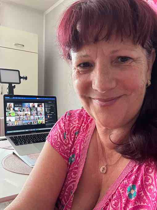 Petra Polk vor dem PC
