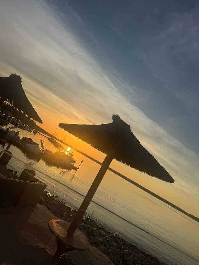 Schöner Sonnenuntergang am See