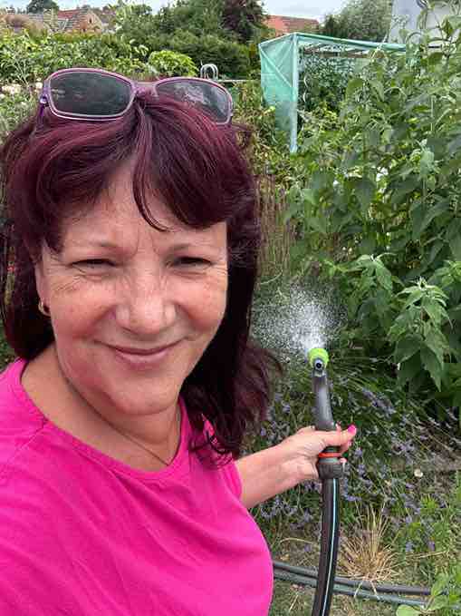 Petra Polk bei der Gartenarbeit Petra Polk bei der Gartenarbeit