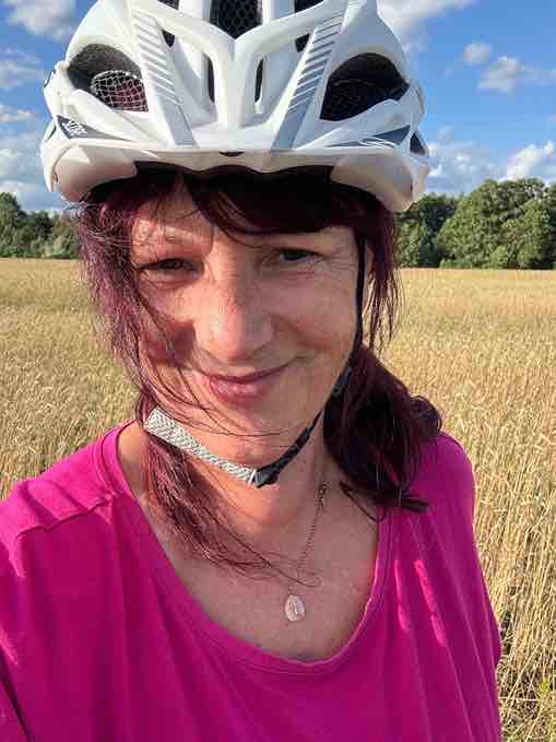 Petra Polk beim Fahrrad fahren Petra Polk beim Fahrrad fahren