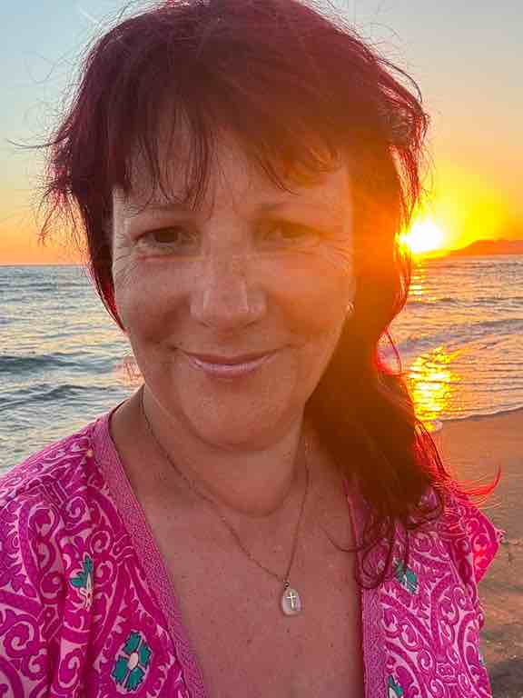 Petra Polk genießt einen Sonnenuntergang im Urlaub Petra Polk genießt einen Sonnenuntergang im Urlaub