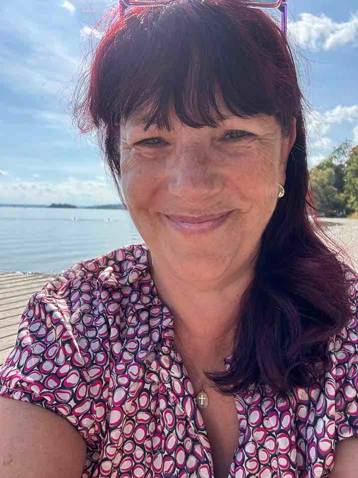 Petra Polk an einem See